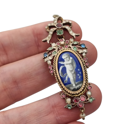 Colgante antiguo de querubín alado en Plata Dorada con Esmalte, Perlas y Gemas, ca. 1870–1890