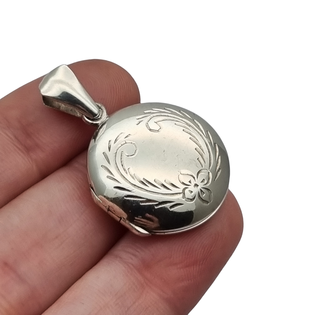 Colgante guardapelo en plata 925, España, medallón ovalado floral, circa 1980-90