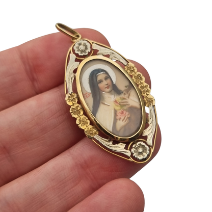 Medallón Santa Teresa de Lisieux en oro 18K bicolor, colgante religioso Art Déco floral, ca. 1925–1940