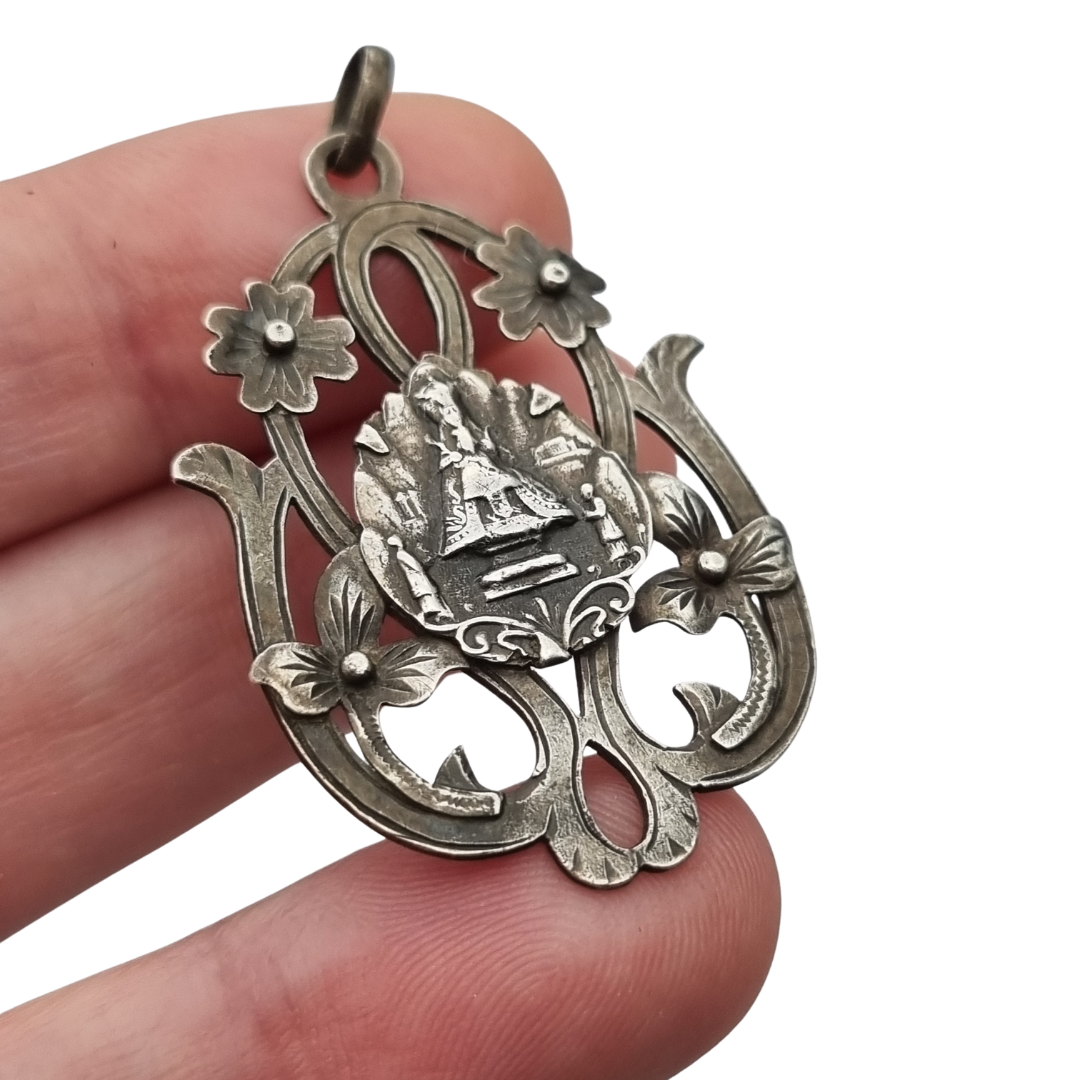 Colgante modernista de plata Nuestra Señora de Montserrat, La Moreneta, joyería religiosa, 1920