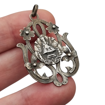 Colgante modernista de plata Nuestra Señora de Montserrat, La Moreneta, joyería religiosa, 1920