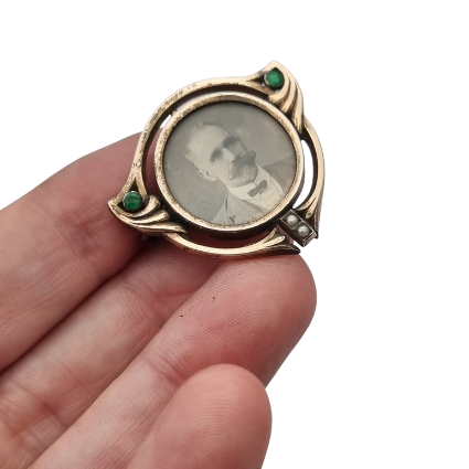 Portafotos con broche Art Nouveau en plata dorada y piedras verdes, Ges.Gesch, Alemania c.1910