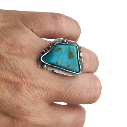 Anillo Boho artesanal de plata con turquesa triangular, diseño orgánico de estilo étnico, 80s