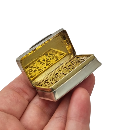 Vinaigrette antigua de plata victoriana con interior dorado y rejilla calada, circa 1850-1880