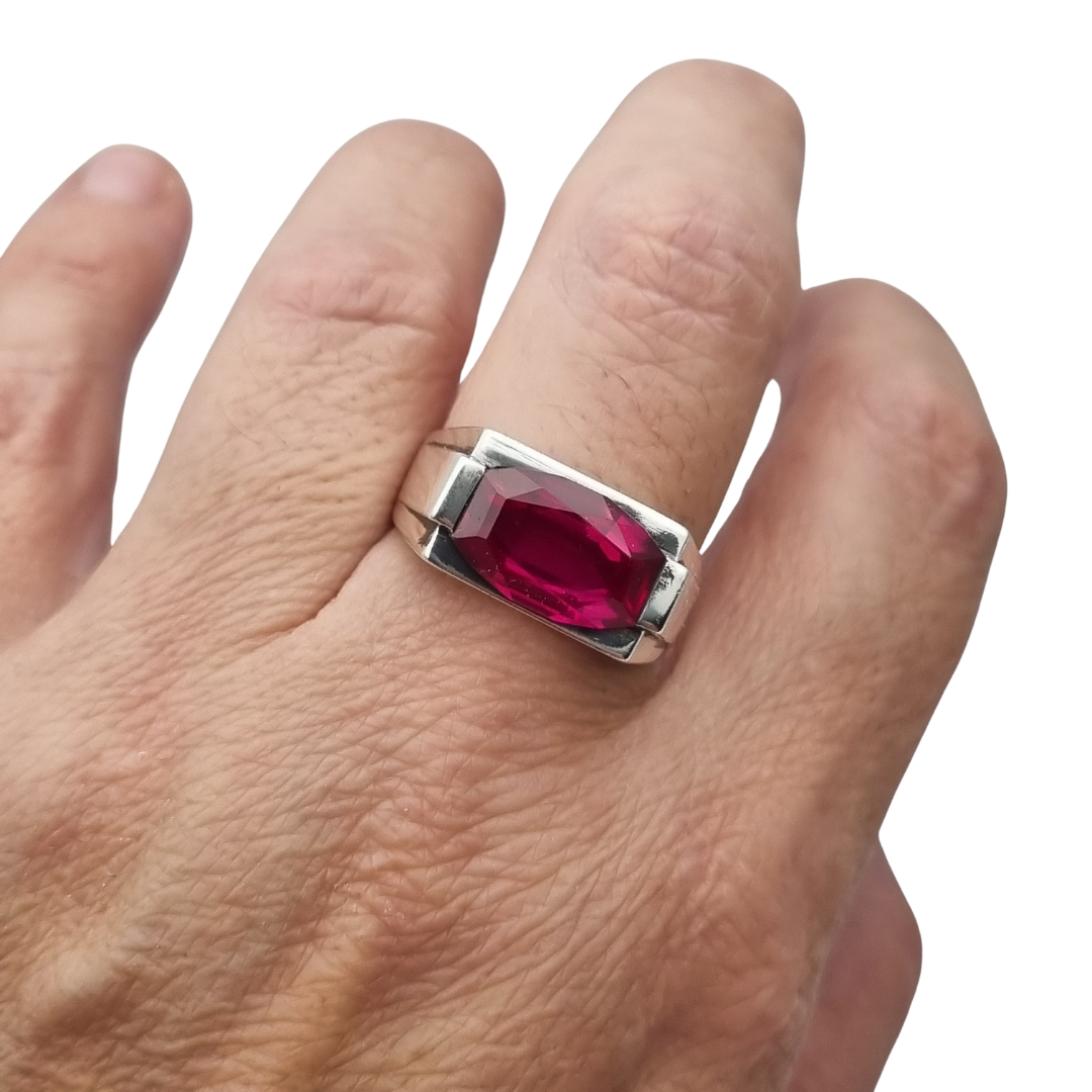 Anillo Art Déco de plata con espinela roja talla esmeralda, circa 1940