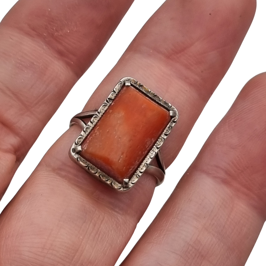 Anillo Art Déco de plata 800 Italia y coral natural, circa 1950-1960, diseño geométrico