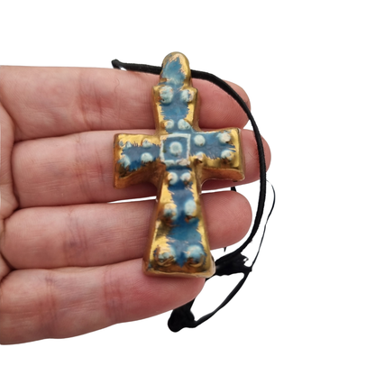 Cruz colgante cerámica esmaltada francesa azul dorado artesanal circa 1960