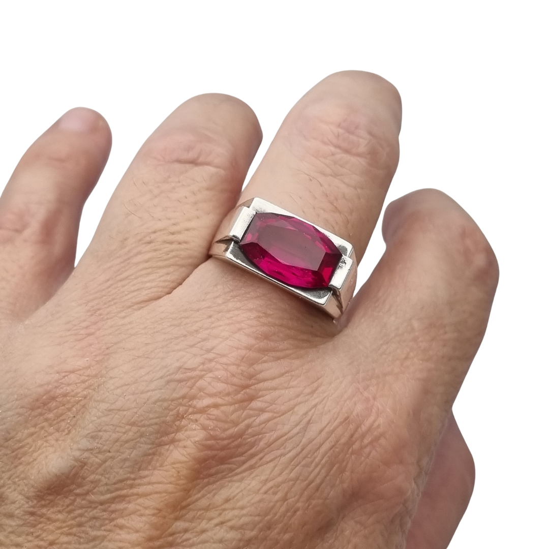 Anillo Art Déco de plata con espinela roja talla esmeralda, circa 1940