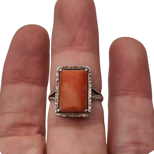 Anillo Art Déco de plata 800 Italia y coral natural, circa 1950-1960, diseño geométrico