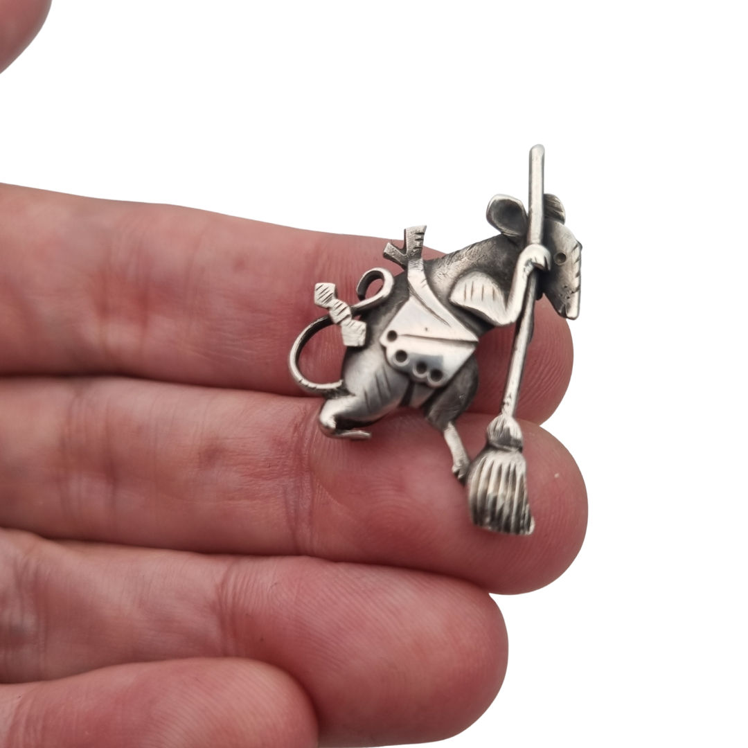 Broche de plata figurativo de la Ratita Presumida con escoba, España circa 1980