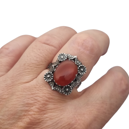 Anillo antiguo Art Déco de plata y cornalina con decoración floral, Francia años 50