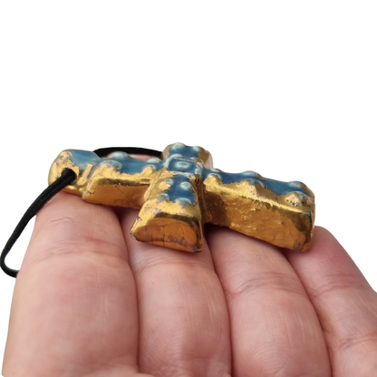 Cruz colgante cerámica esmaltada francesa azul dorado artesanal circa 1960