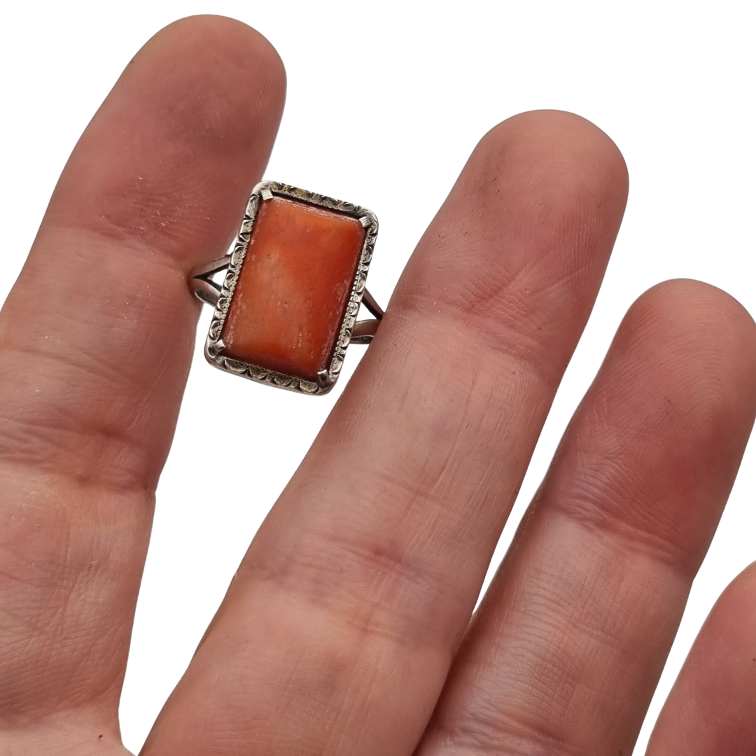 Anillo Art Déco de plata 800 Italia y coral natural, circa 1950-1960, diseño geométrico