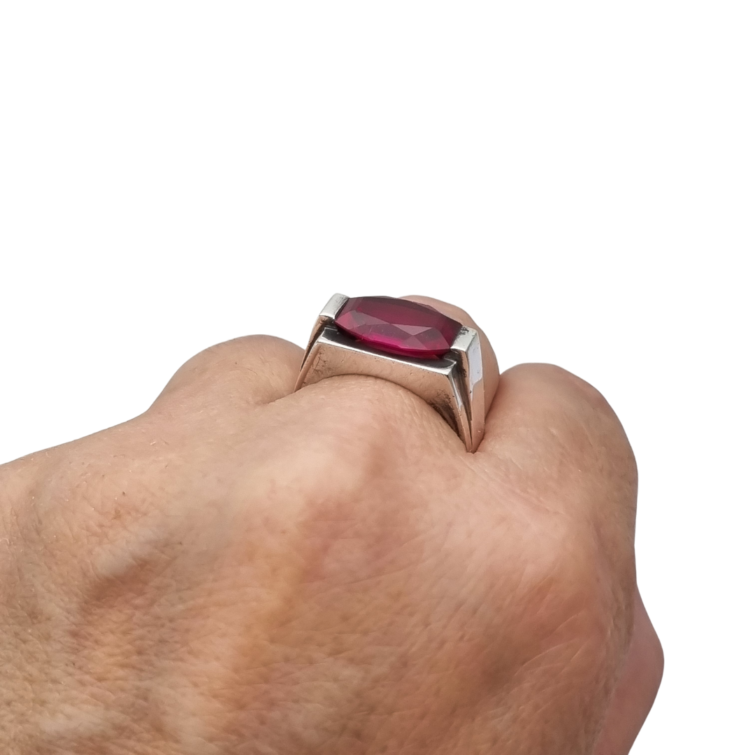 Anillo Art Déco de plata con espinela roja talla esmeralda, circa 1940