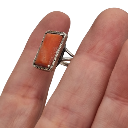 Anillo Art Déco de plata 800 Italia y coral natural, circa 1950-1960, diseño geométrico