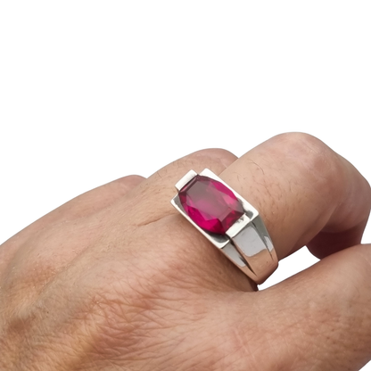 Anillo Art Déco de plata con espinela roja talla esmeralda, circa 1940