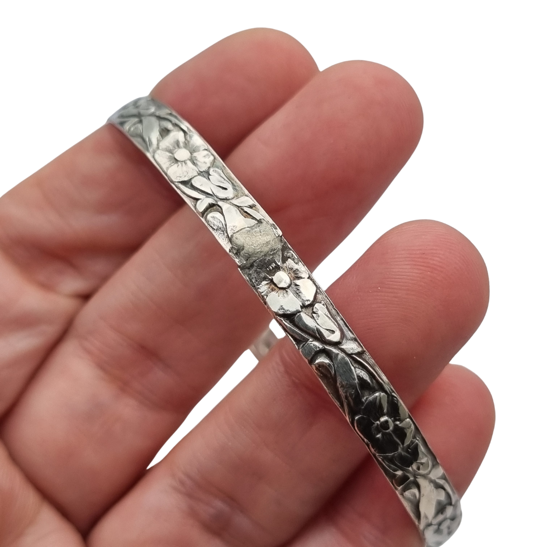 Pulsera vintage de plata con flores repujadas de inspiración floral circa 1950