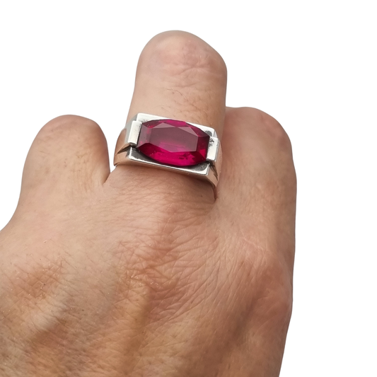 Anillo Art Déco de plata con espinela roja talla esmeralda, circa 1940