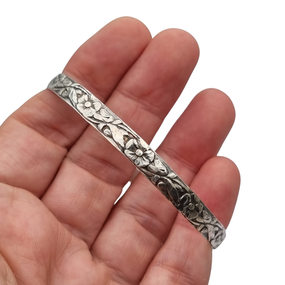 Pulsera vintage de plata con flores repujadas de inspiración floral circa 1950