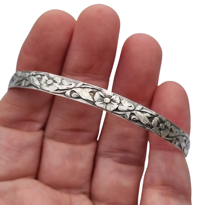 Pulsera vintage de plata con flores repujadas de inspiración floral circa 1950