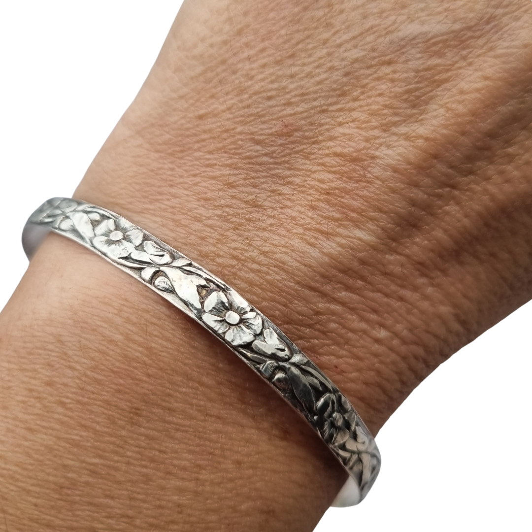 Pulsera vintage de plata con flores repujadas de inspiración floral circa 1950