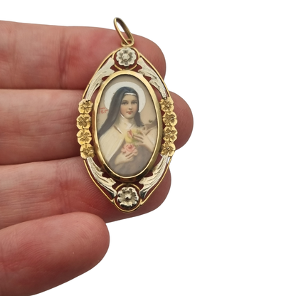 Medallón Santa Teresa de Lisieux en oro 18K bicolor, colgante religioso Art Déco floral, ca. 1925–1940