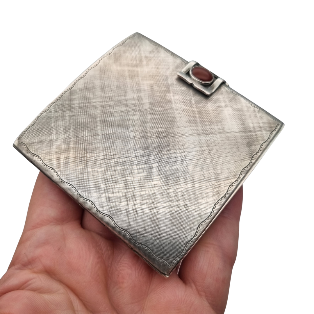Estuche compacto Art Déco en plata 800 con cabujón de cornalina, Europa continental, ca. 1925–1940