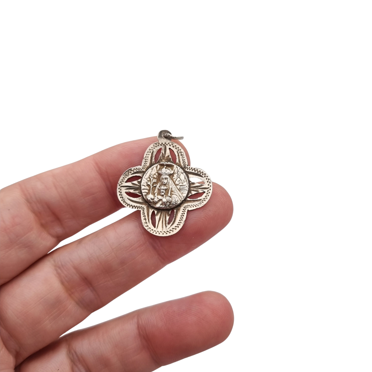 Medalla antigua de la Virgen de Montserrat en plata calada, recuerdo devocional catalán, ca. 1920-1950