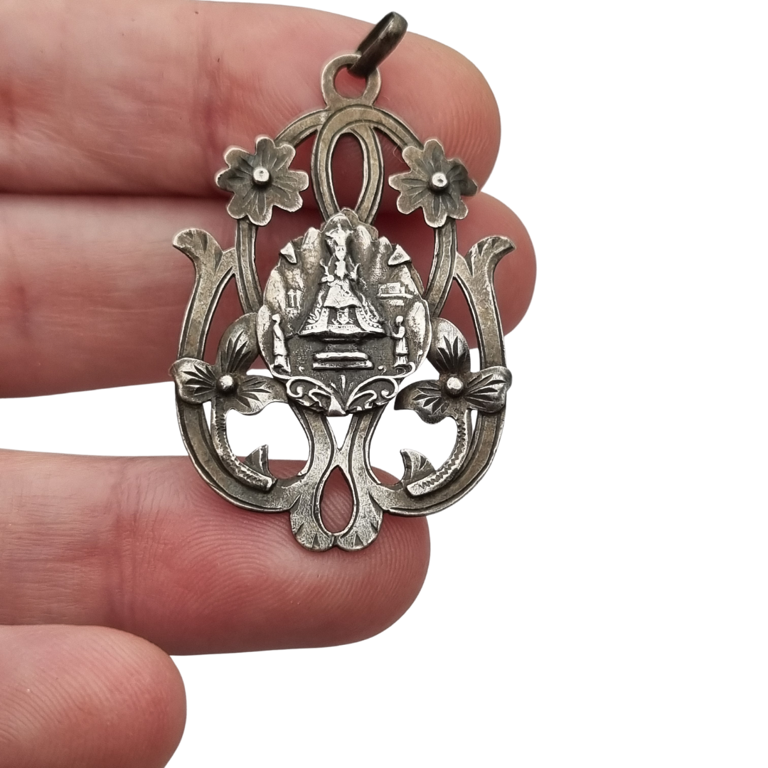 Colgante modernista de plata Nuestra Señora de Montserrat, La Moreneta, joyería religiosa, 1920