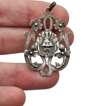 Colgante modernista de plata Nuestra Señora de Montserrat, La Moreneta, joyería religiosa, 1920