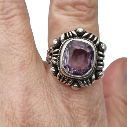Anillo estilo Art Decó en plata calada con cristal violeta, circa 1960