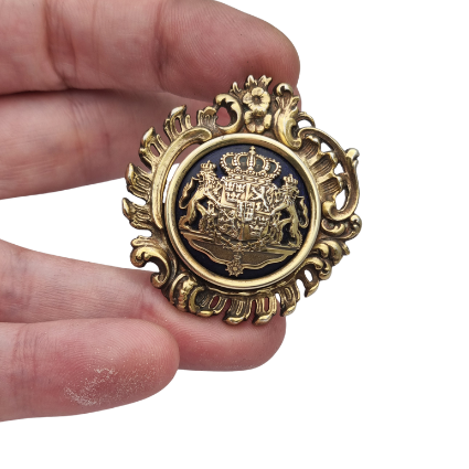 Broche heráldico sueco de plata dorada y esmalte azul, Gran Escudo Real de Suecia, 1973