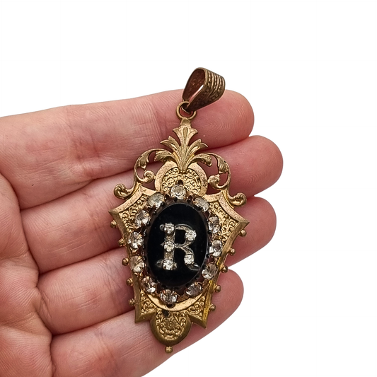Guardapelo antiguo victoriano de luto letra R, joyería sentimental con ónix y estrás, España, ca. 1890–1920