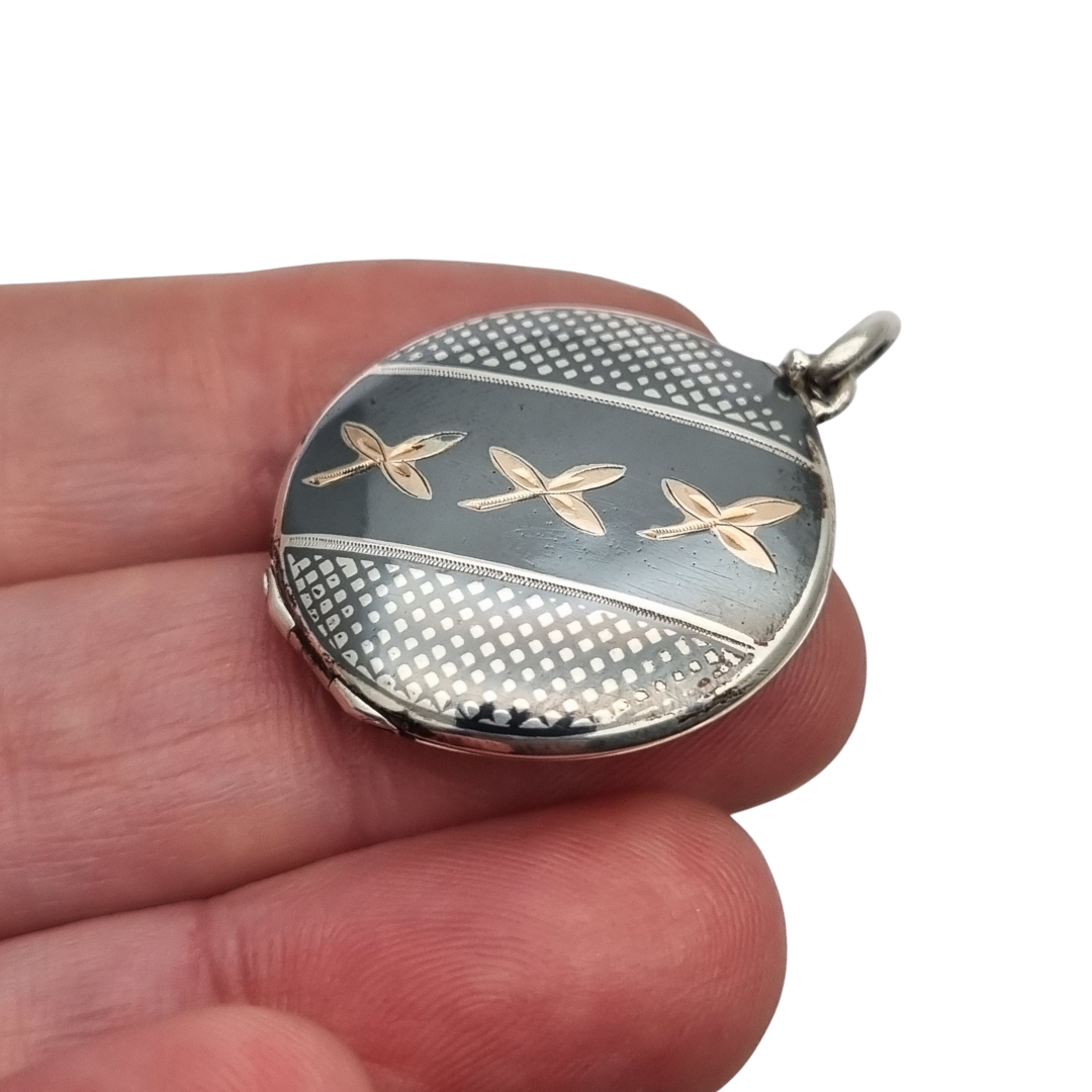 Round locket in nielloed 800 silver with hand engravings, circa 1920-1930