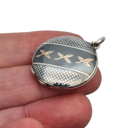 Round locket in nielloed 800 silver with hand engravings, circa 1920-1930