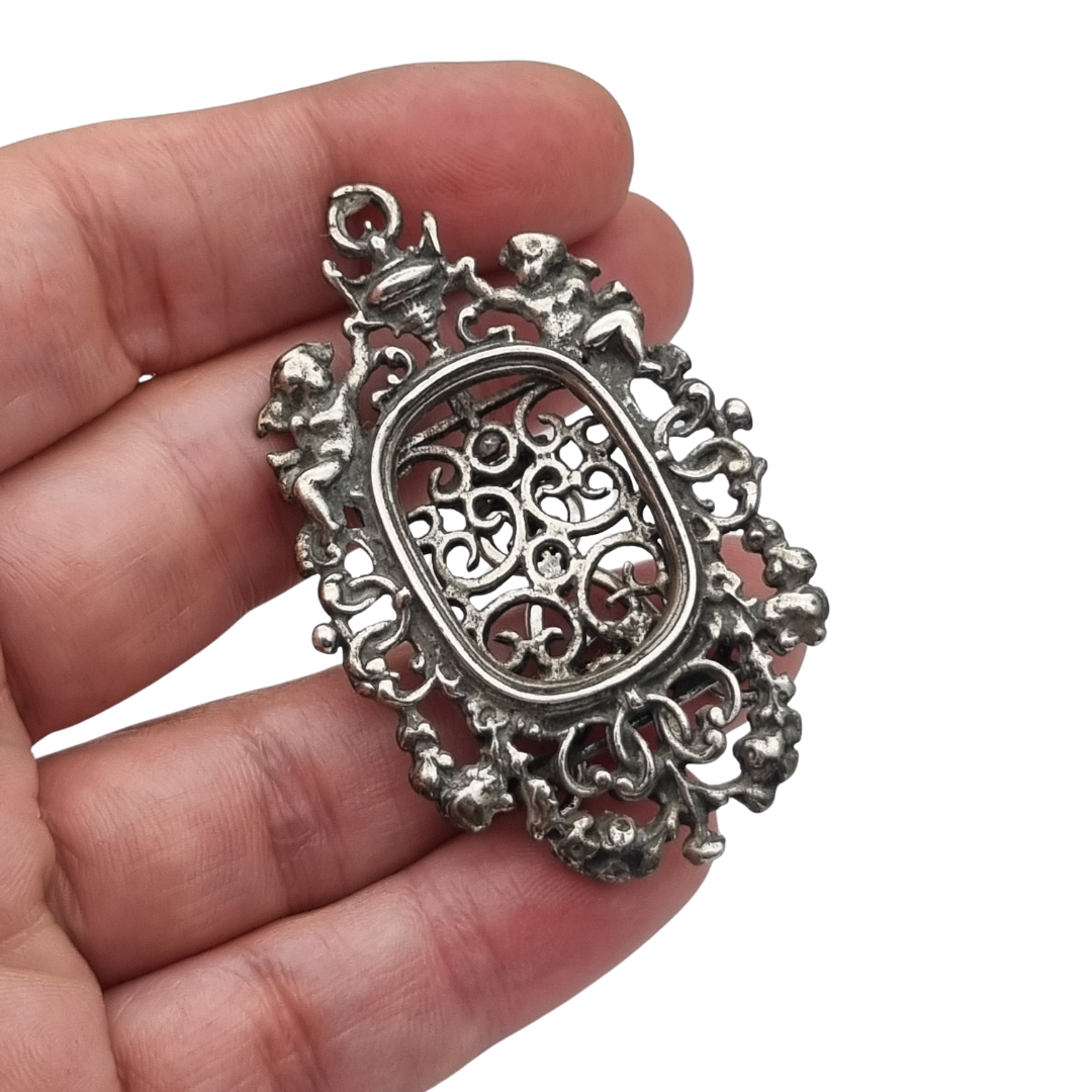 Pierced sterling silver photo frame for a portrait with cherubs, circa 1940-1950
