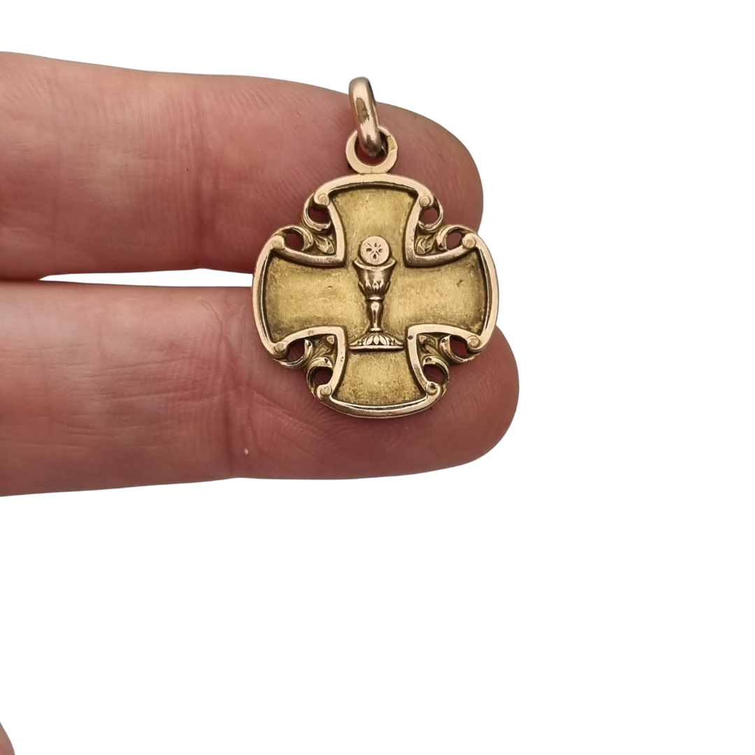 Medalla religiosa antigua en cruz calada dorada con cáliz, circa 1920