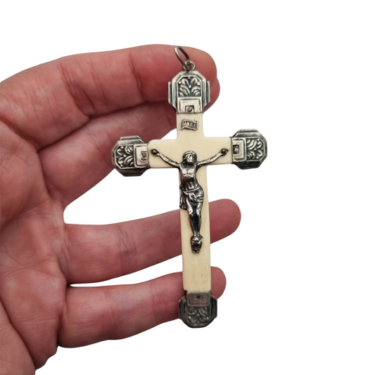 Cruz antigua art déco de plata y hueso con Cristo crucificado, Europa, ca. 1920–1940