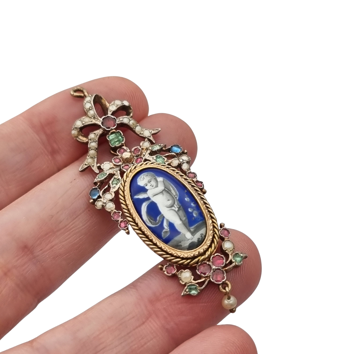 Colgante antiguo de querubín alado en Plata Dorada con Esmalte, Perlas y Gemas, ca. 1870–1890