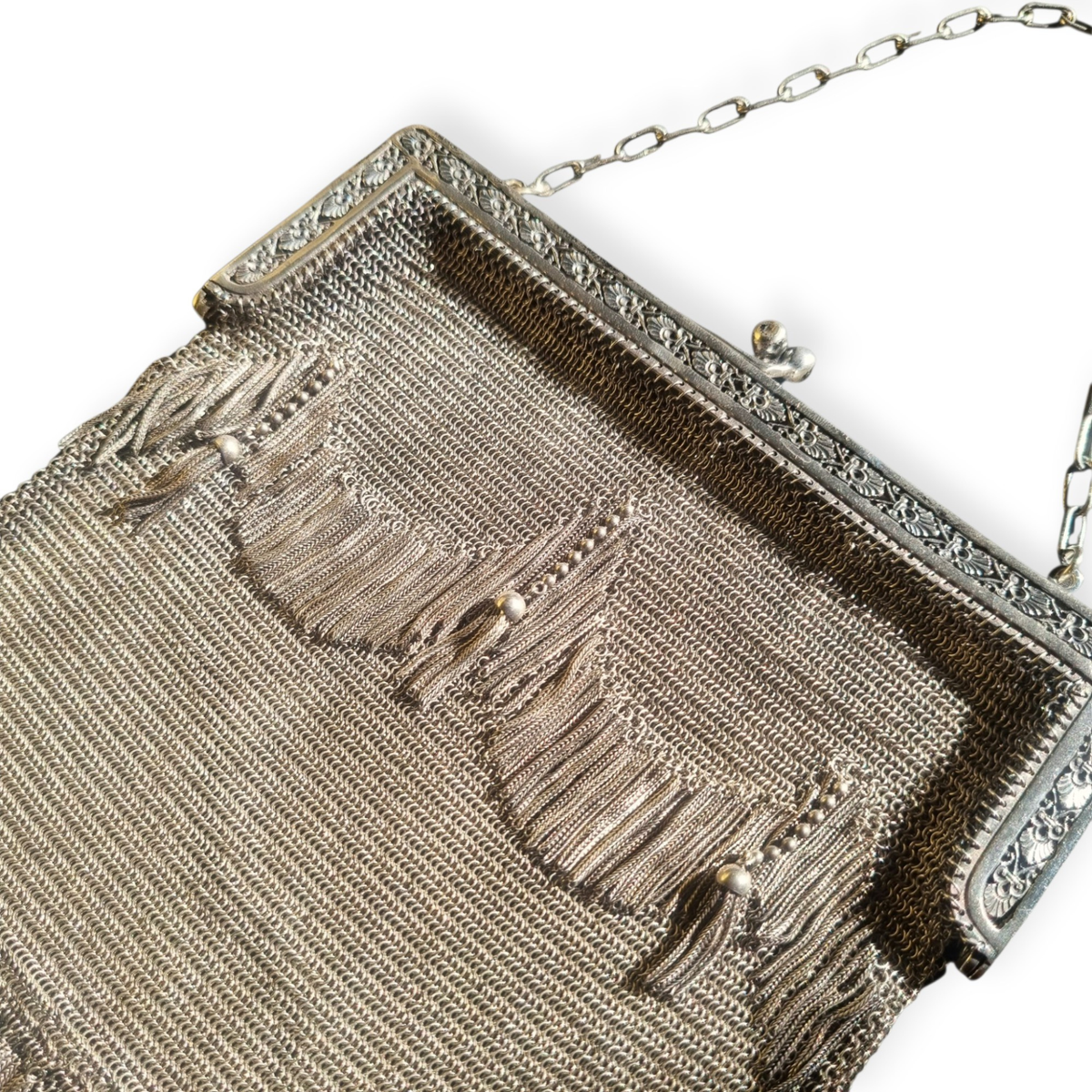 Bolso antiguo Belle Époque de malla de plata 800 con borlas, flecos y boquilla floral, Europa, ca. 1900–1920