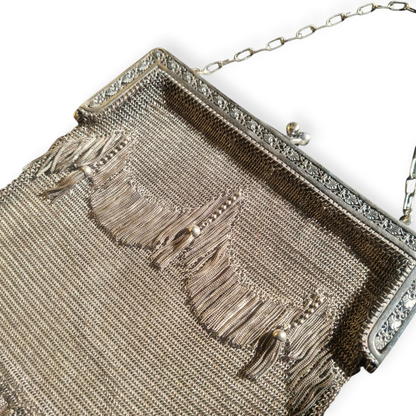 Bolso antiguo Belle Époque de malla de plata 800 con borlas, flecos y boquilla floral, Europa, ca. 1900–1920