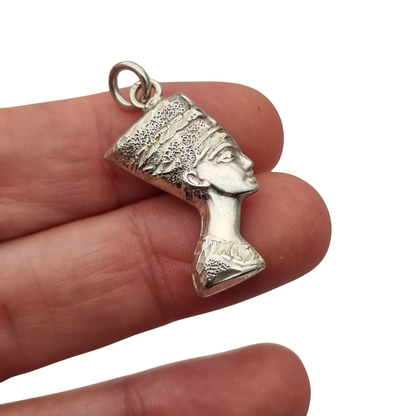 Colgante vintage de Nefertiti en plata, inspiración egipcia, siglo XX