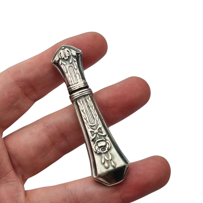Art Nouveau modernist needle case in silver-plated metal, Louis XVI floral decoration, circa 1900–1930