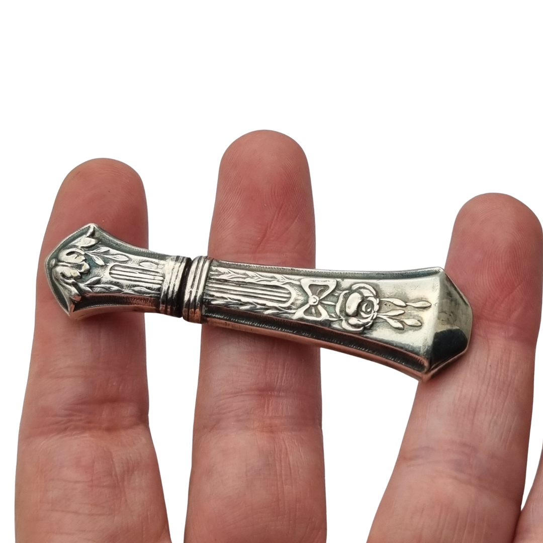 Art Nouveau modernist needle case in silver-plated metal, Louis XVI floral decoration, circa 1900–1930