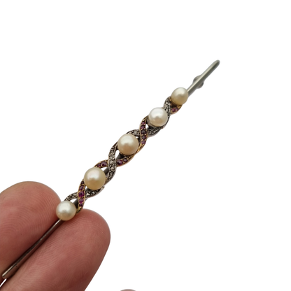 Broche Belle Époque de oro de 14 k y metal blanco con perlas, rubíes y zafiros blancos circa 1900