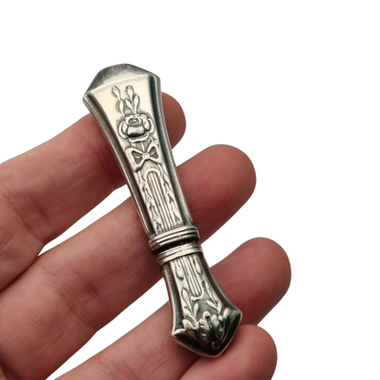 Art Nouveau modernist needle case in silver-plated metal, Louis XVI floral decoration, circa 1900–1930