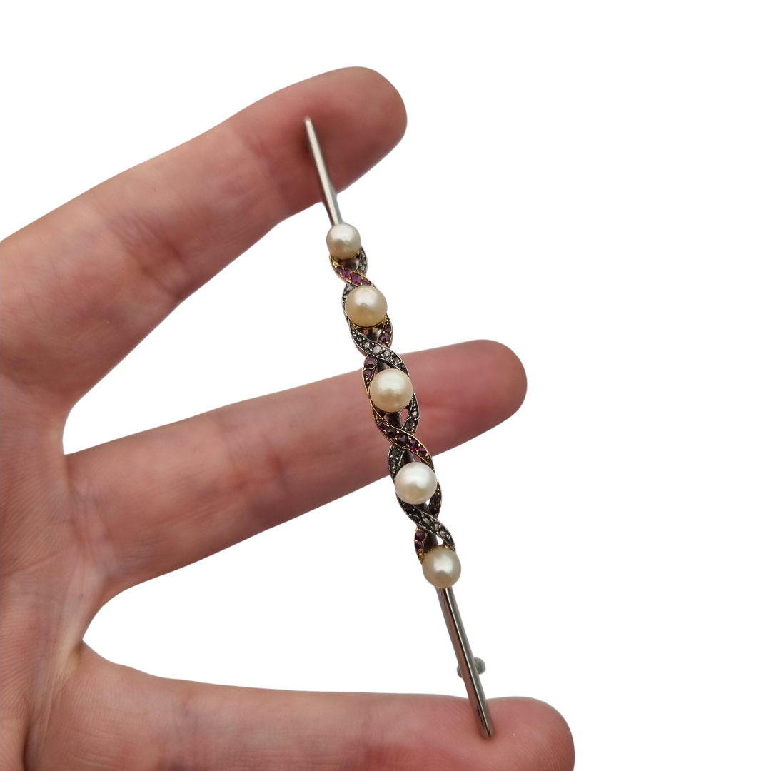Broche Belle Époque de oro de 14 k y metal blanco con perlas, rubíes y zafiros blancos circa 1900