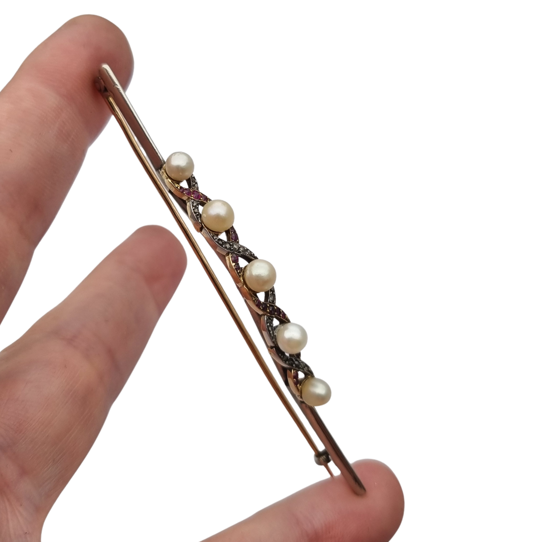 Broche Belle Époque de oro de 14 k y metal blanco con perlas, rubíes y zafiros blancos circa 1900