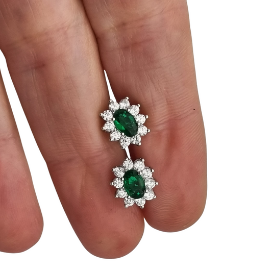 Pendientes estilo Lady Di en plata con circonitas verdes y orla blanca, España, siglo XXI