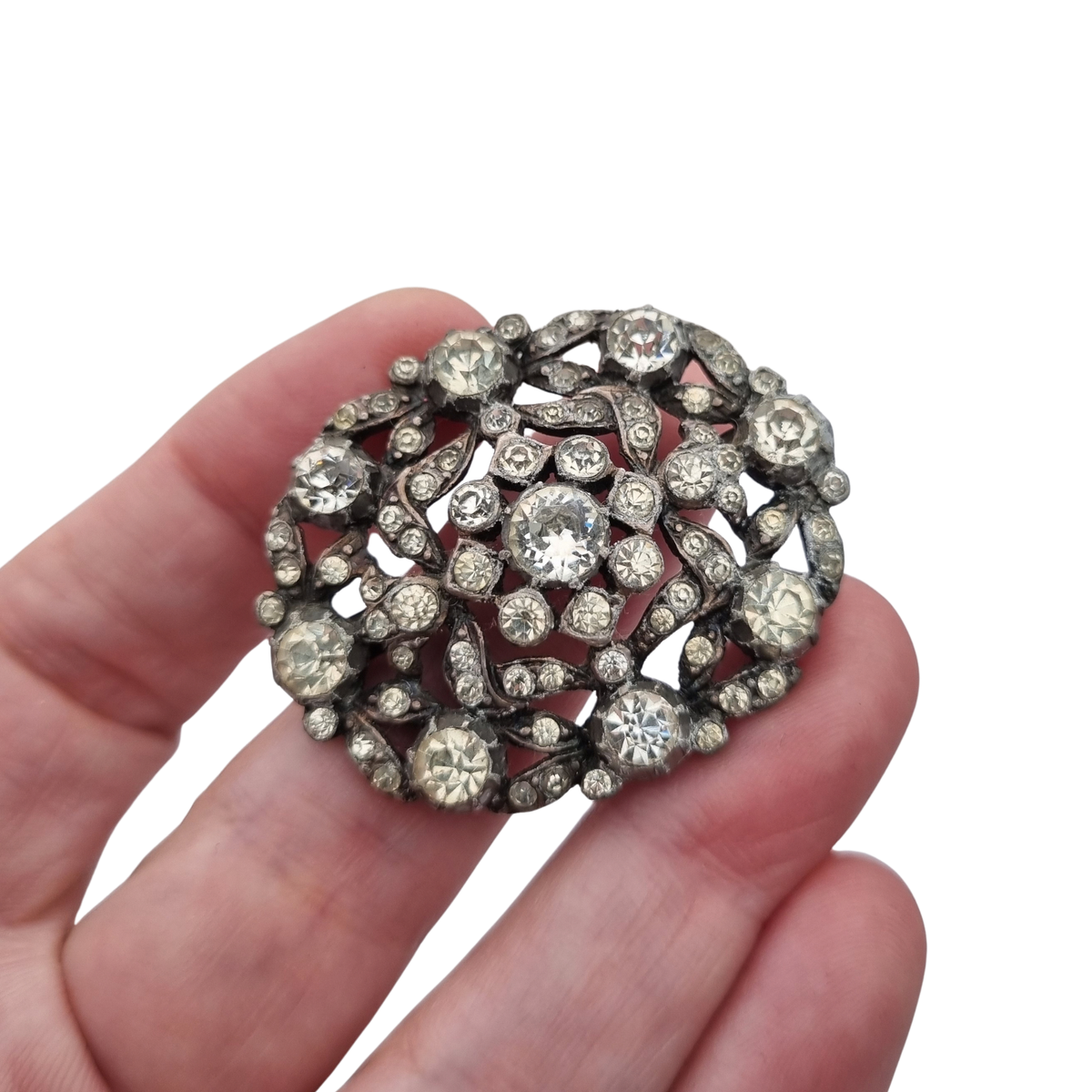 Broche vintage Art Déco de bisutería con pedrería y decoración floral, estilo Hollywood, Europa, ca. 1940–1950